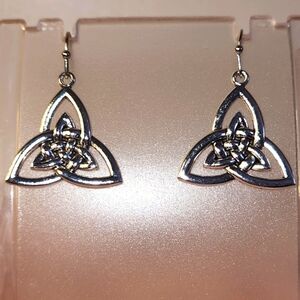 Celtic style silver tone earrings! (R65)